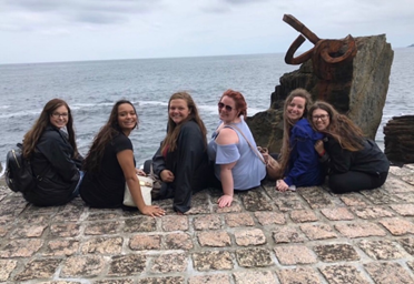 Picture of students by ocean while studying abroad